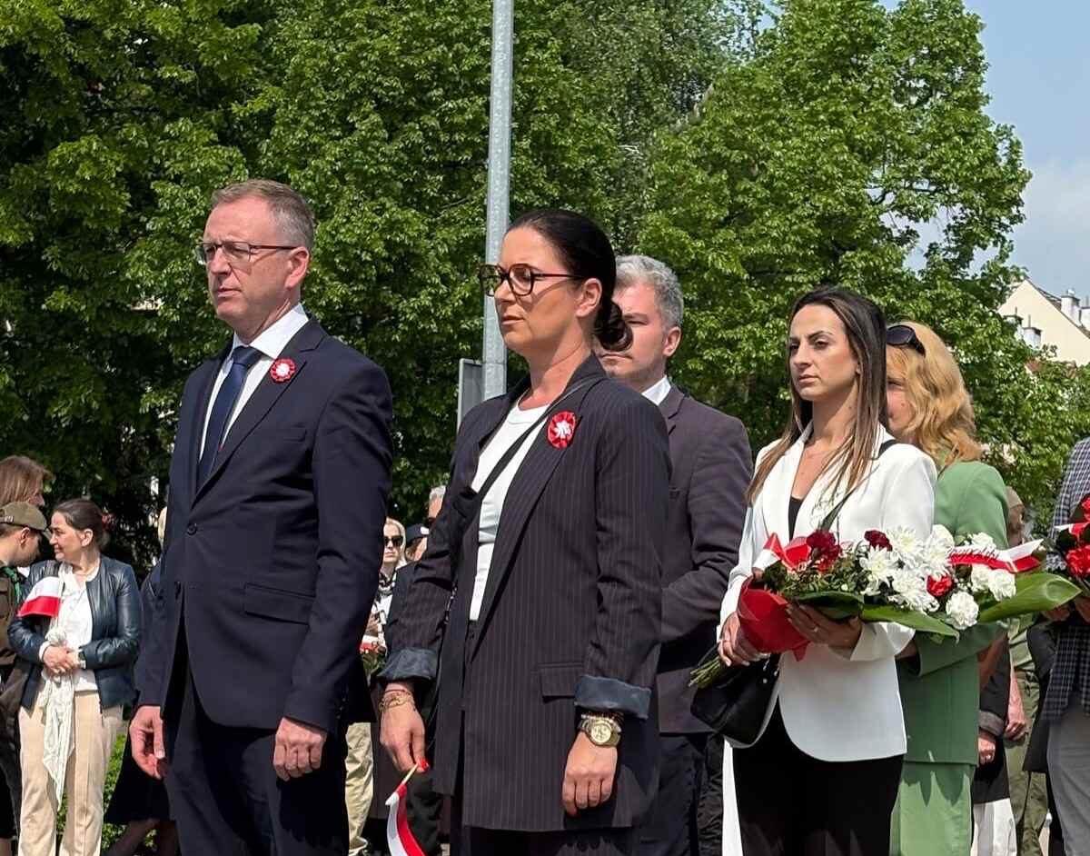 Leszno uczciło rocznicę uchwalenia Konstytucji 3 Maja – udział władz powiatu i mieszkańców