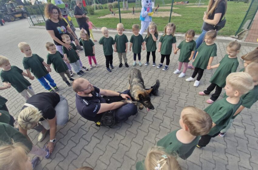  Policjanci z wizytą u przedszkolaków w Rydzynie 