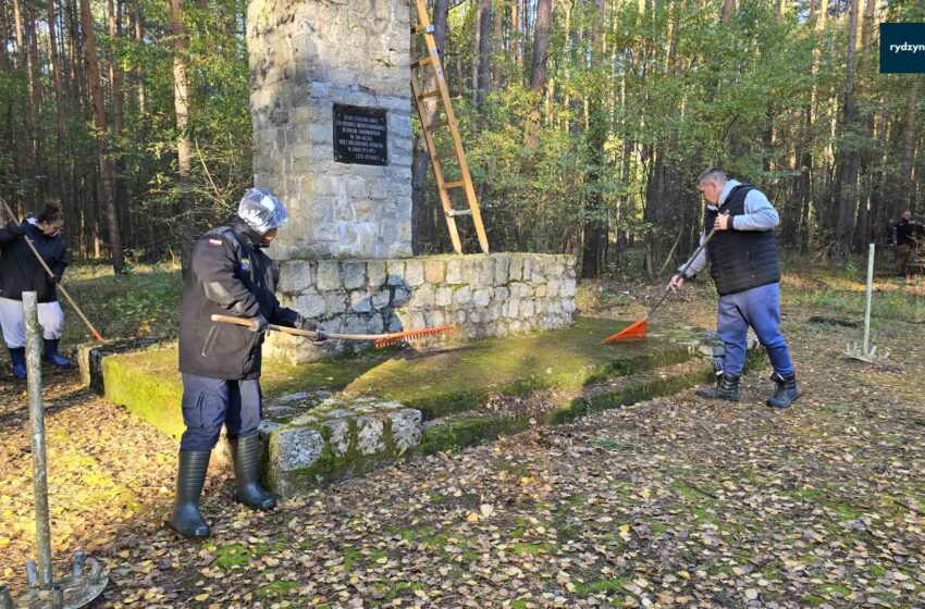 Coroczna akcja sprzątania przy Pomniku Niemieckiej Zbrodni w Lasach Rydzyńskich