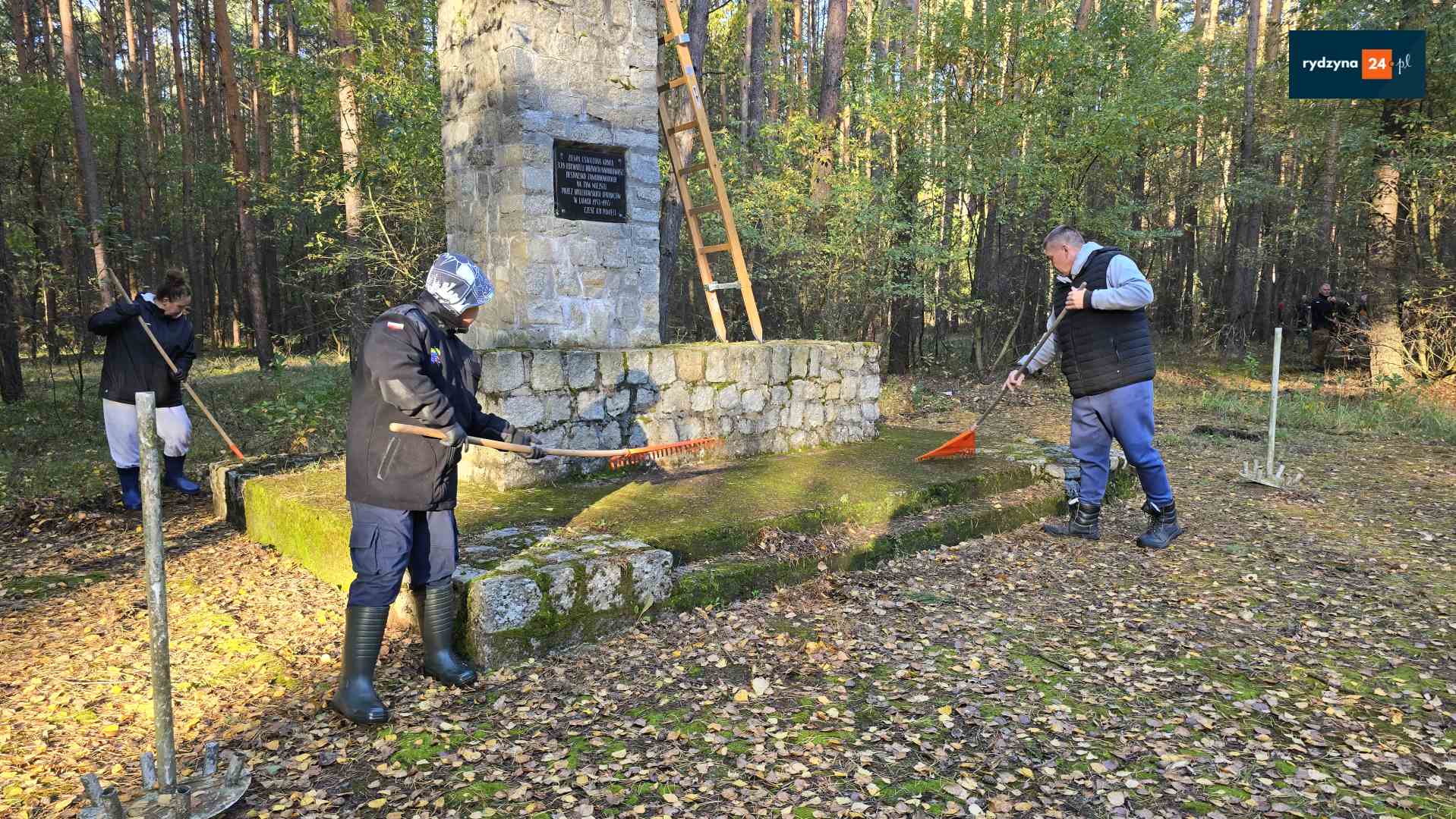Coroczna akcja sprzątania przy Pomniku Niemieckiej Zbrodni w Lasach Rydzyńskich