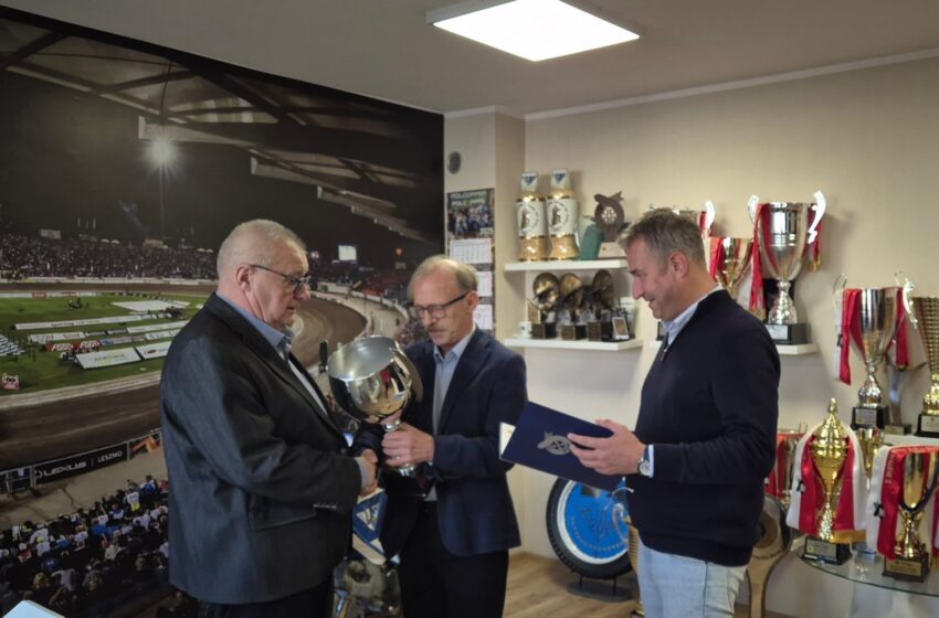  Prezes Józef Dworakowski z gratulacjami za awans do PGE Ekstraligi