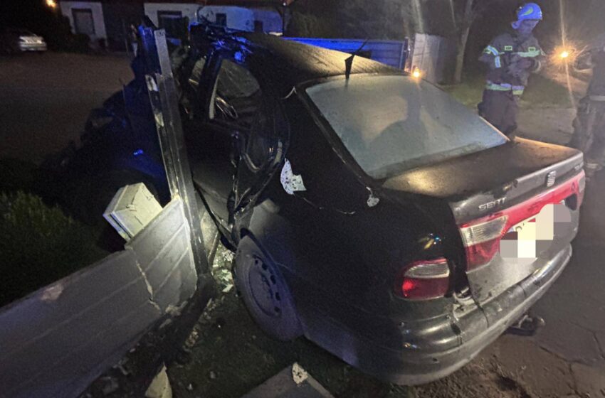  Groźny wypadek w Ziemnicach. 34-letni kierowca uderzył w ogrodzenie