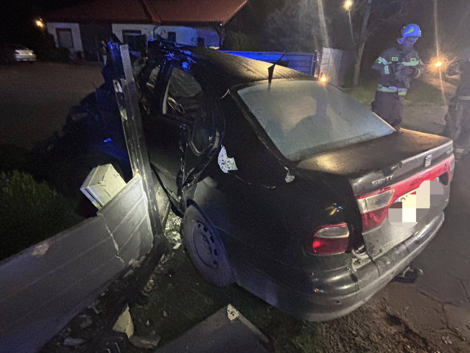 Groźny wypadek w Ziemnicach. 34-letni kierowca uderzył w ogrodzenie