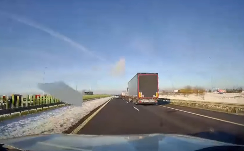  SPADAJĄCY LÓD Z NACZEPY USZKODZIŁ OSOBÓWKĘ NA S5