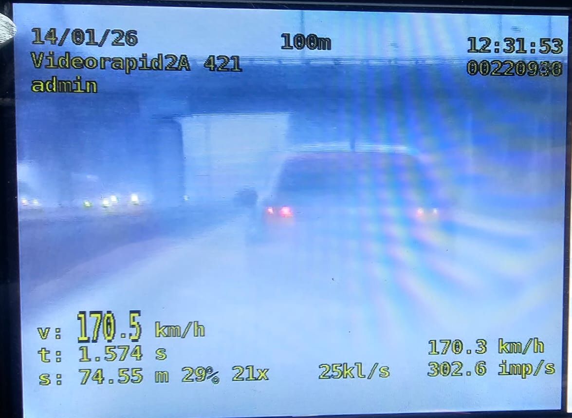 Drogowy recydywista pędził 170 km/h w rzęsistym deszczu