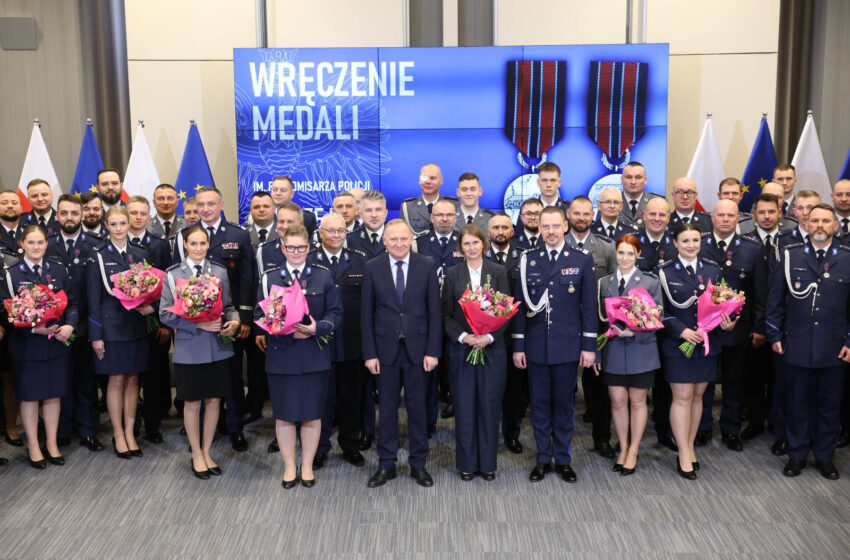  76 policjantów odznaczonych za bohaterstwo